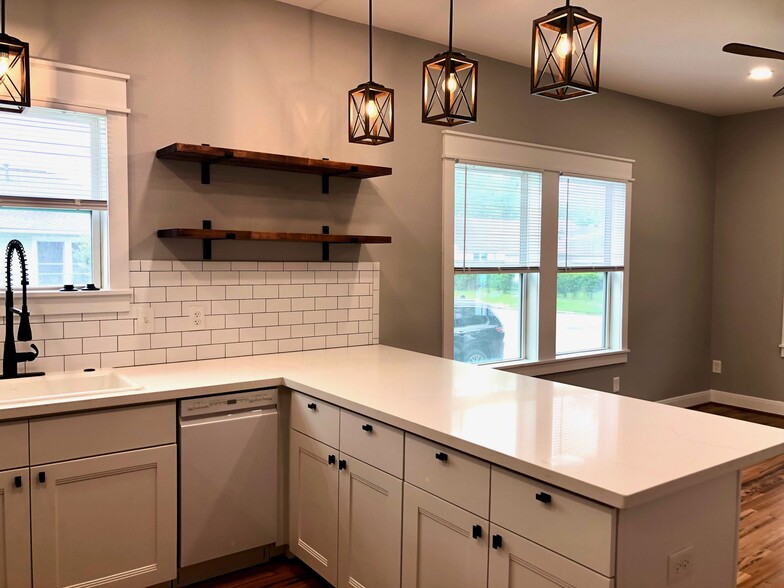 Beautiful shelving, storage and counter space - 1004 Adele St