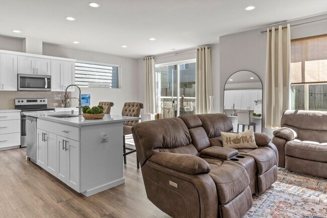 Building Photo - Beautiful 4 bedroom home