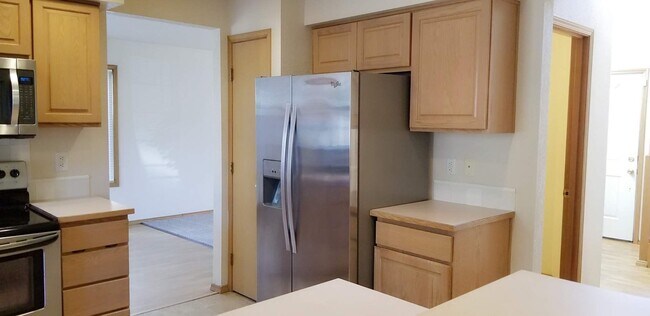 Building Photo - Refreshed and Move in ready 04/20/2026 - 4 bedrooms in Lacey - North Thurston School district.