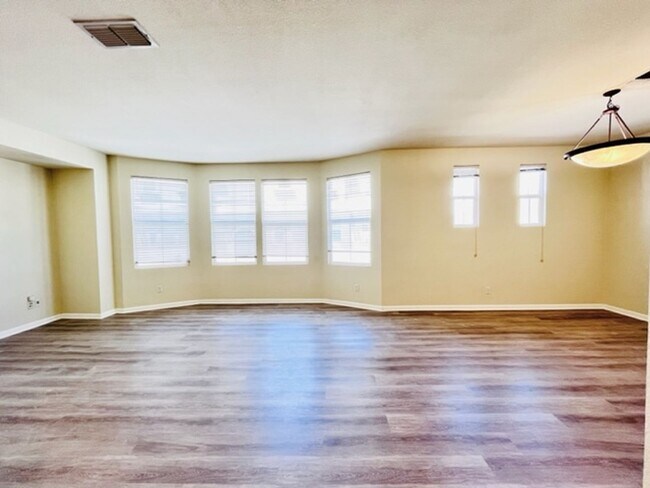 Building Photo - Beautiful 3BD/2.5BA Tri-Level Gallery Walk...