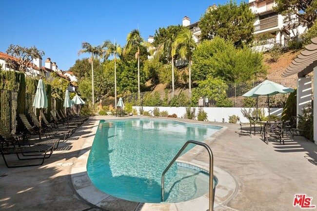 Building Photo - 1547 Palisades Dr