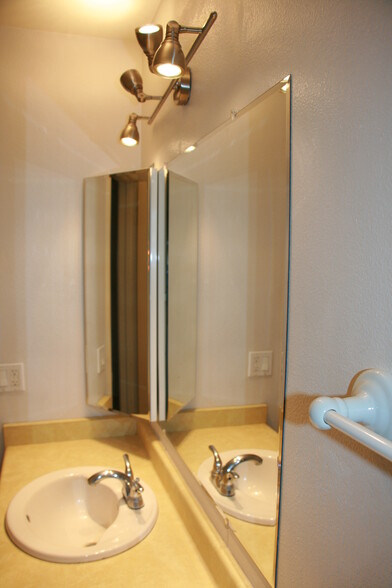 Bath one - 862 Evergreen St