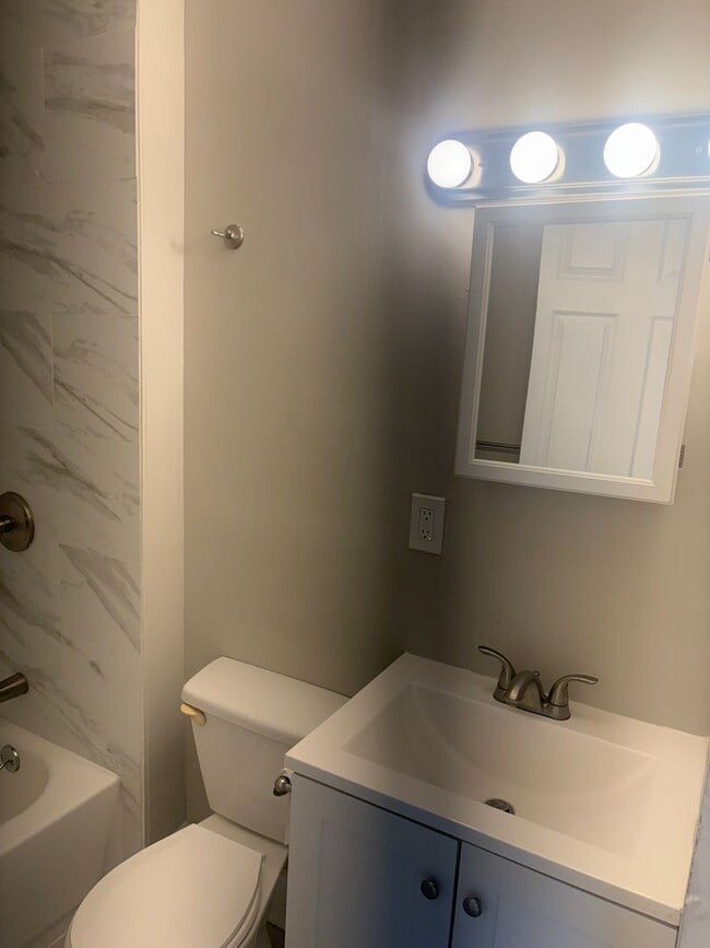 Building Photo - Spacious 3 Bedroom Home Available In East Baltimore