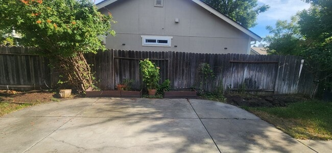 Building Photo - 3 Bedroom Home in Quaint Gated Community in Elk Grove
