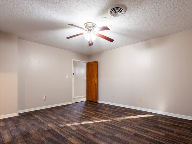 Building Photo - 2728 Encino Ave