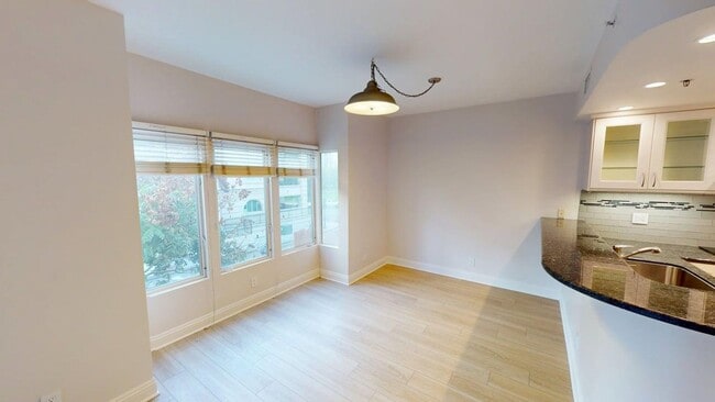 Building Photo - Upgraded 2bd/2Ba Mariana District Condo - Pet Friendly!