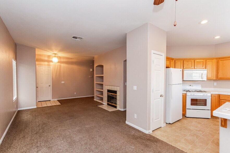 Building Photo - 1070 Warm Canyon Way