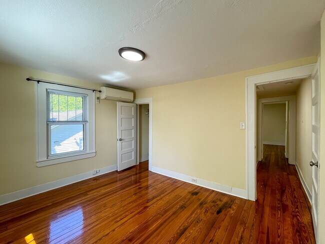 Building Photo - 10 Latta St