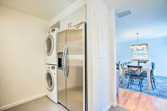 Building Photo - 215 Bobolink Way