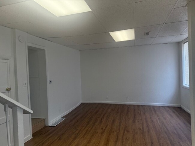 Building Photo - 2 Bedroom 1 Bath Single family home p