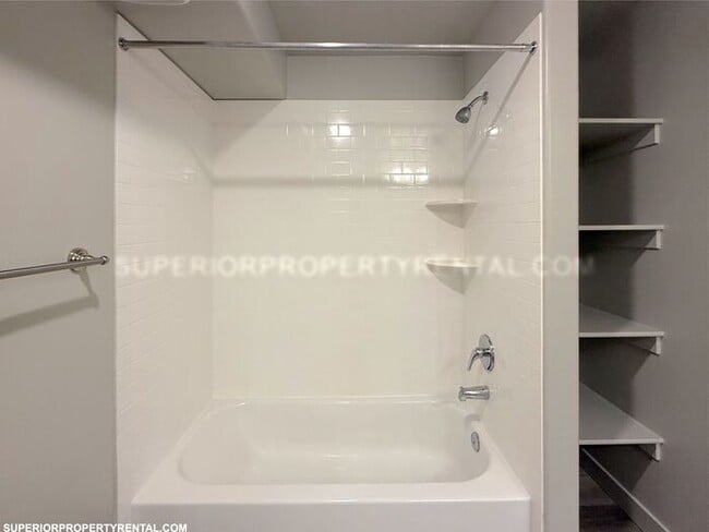 Building Photo - 2 bed, 1 bath Condo