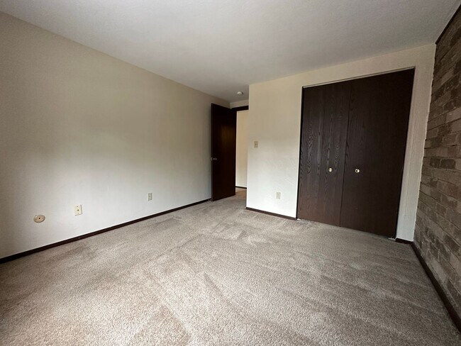 Building Photo - Amazing 1 Bedroom with Beautiful Exposed Brick! Off-Street Parking & Laundry Included!