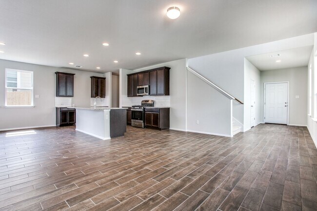 Building Photo - Newer cottage home in Cloverleaf community...