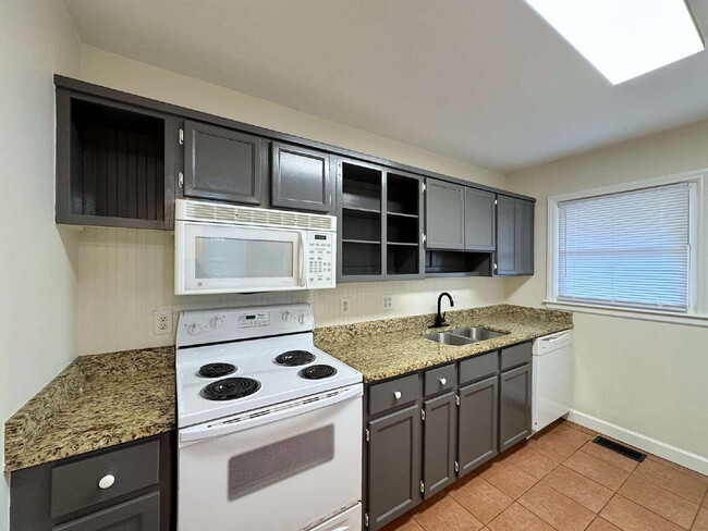 Building Photo - Charming 3 Bedroom Home in Raleigh!