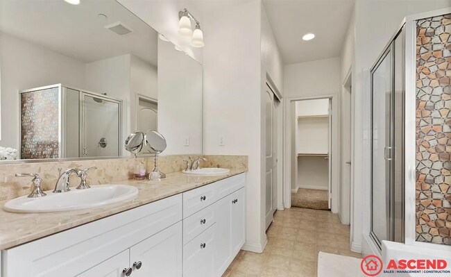 Building Photo - Spacious 3BD/2BA Home in Bakersfield's 93313 — Fully Equipped, Garage & Small Pets Welcome!
