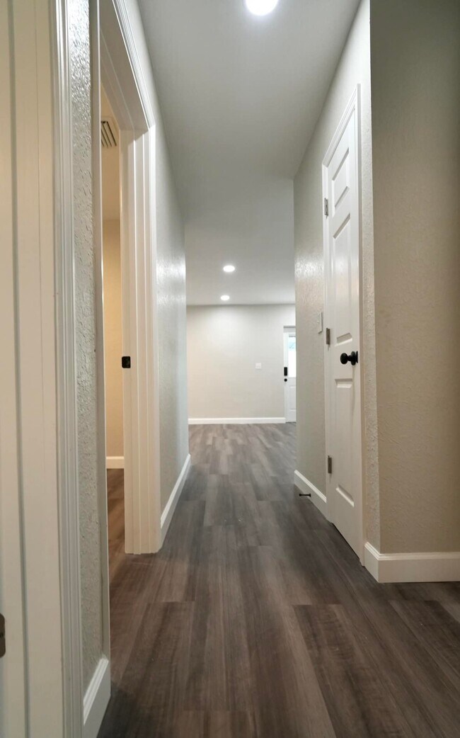 Building Photo - 885 Ruby Ave