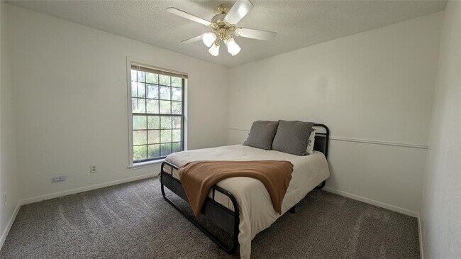 Building Photo - 2738 Oak Haven