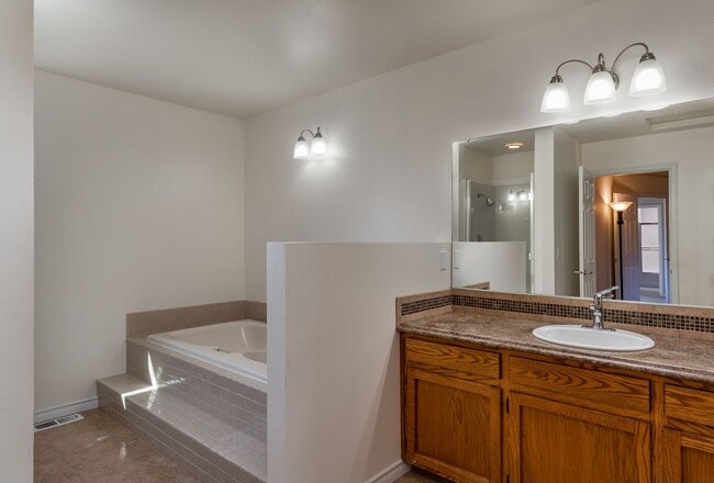 Building Photo - 3 Bedroom 2.5 Bath House