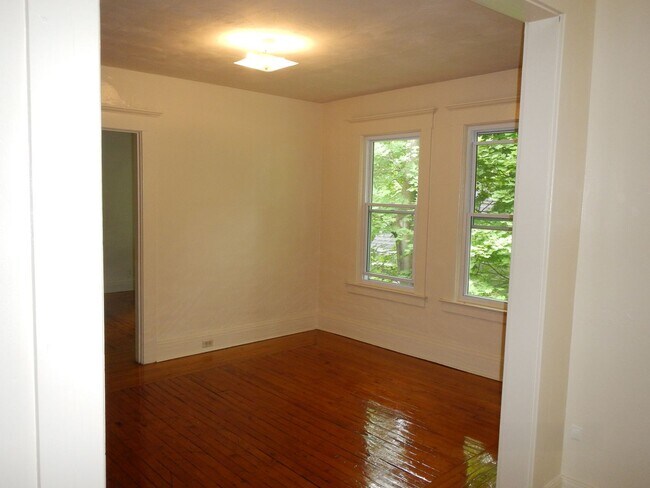 Building Photo - Four Bedroom Duplex with Great Park View 7...
