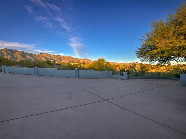 Building Photo - 4 Bedrooms, 3 Bathrooms