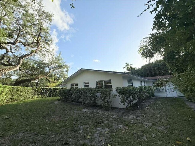 Building Photo - 325 NE 131st St