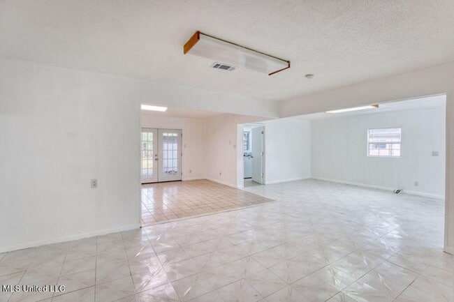 Building Photo - House for Rent