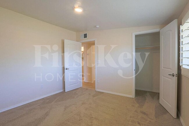 Building Photo - 1124 W Cinnabar Ave