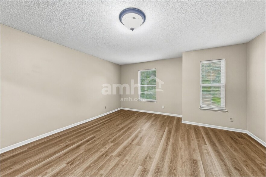 Building Photo - 1909 Southernwood Ln