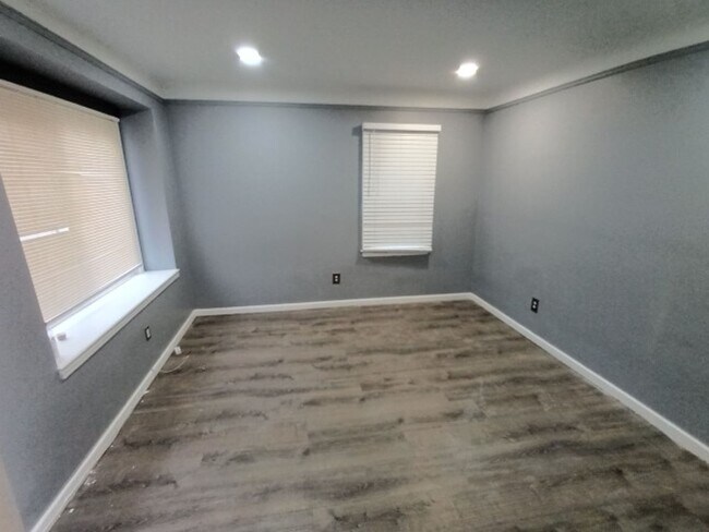 Building Photo - 3 bed/1 bath bungalow - Now Available!