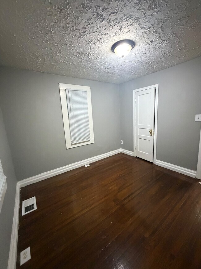 Building Photo - 724 W Evelyn Ave