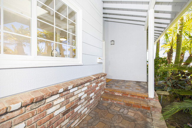 Building Photo - 416 S La Esperanza