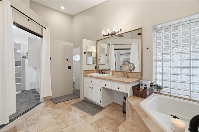 Building Photo - 1909 E Coral Tree Dr