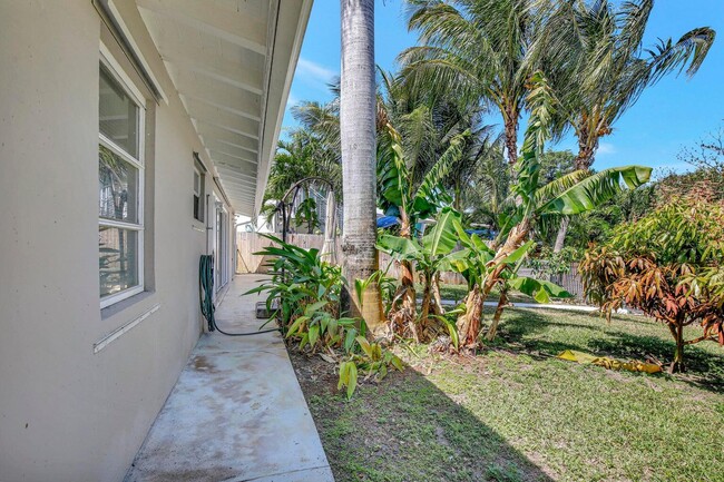 Building Photo - 1733 SW 5th Ct