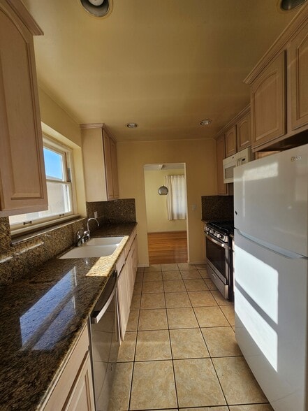 Building Photo - 3942 Redwood Ave