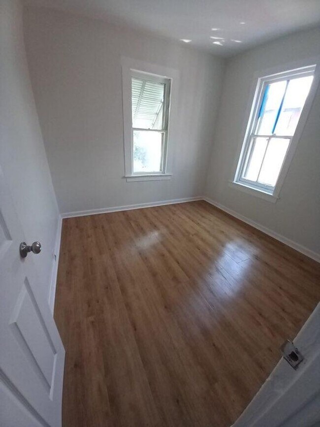 Building Photo - Fully remodel 4 bedroom house with 1.5 bath