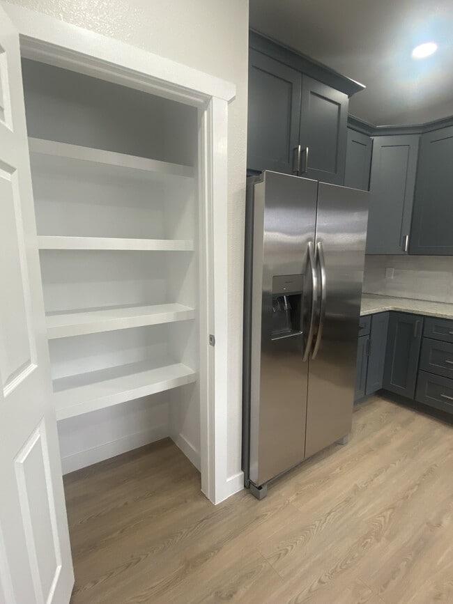 Building Photo - 1341 N Stratton Ave