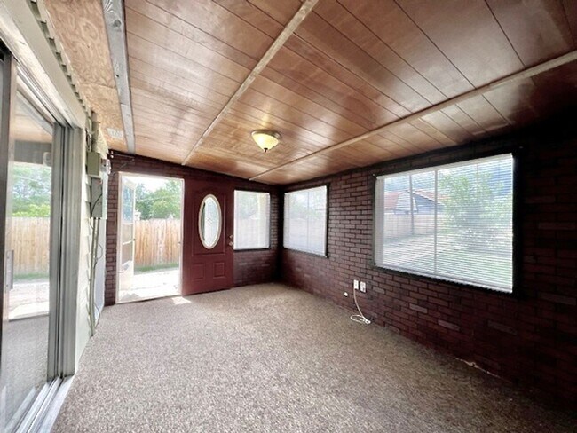 Building Photo - 920 E Cucharras St