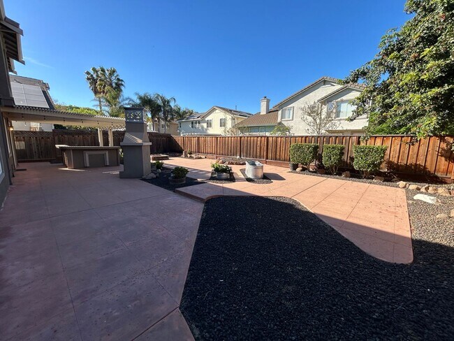 Building Photo - Spacious 4 Bed 3 Bath Home in Garin Community