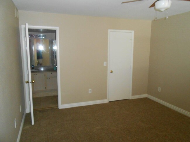 Building Photo - Spacious 2nd Floor Condo in Gated Communit...