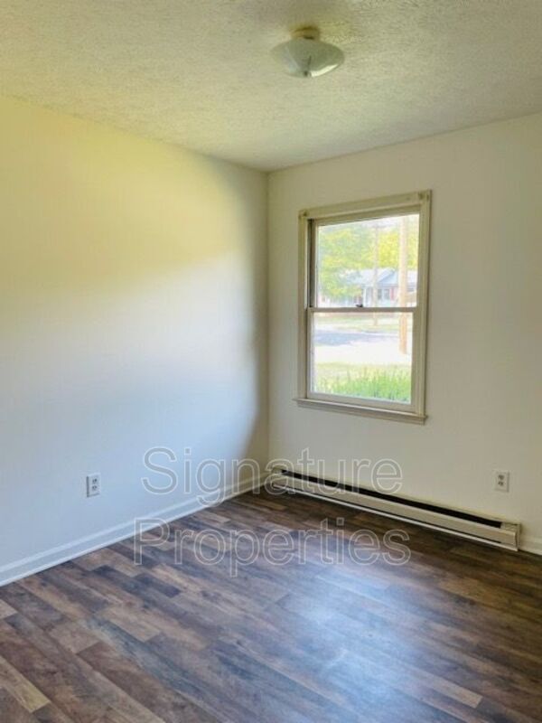 Building Photo - 1090 Ash Ave