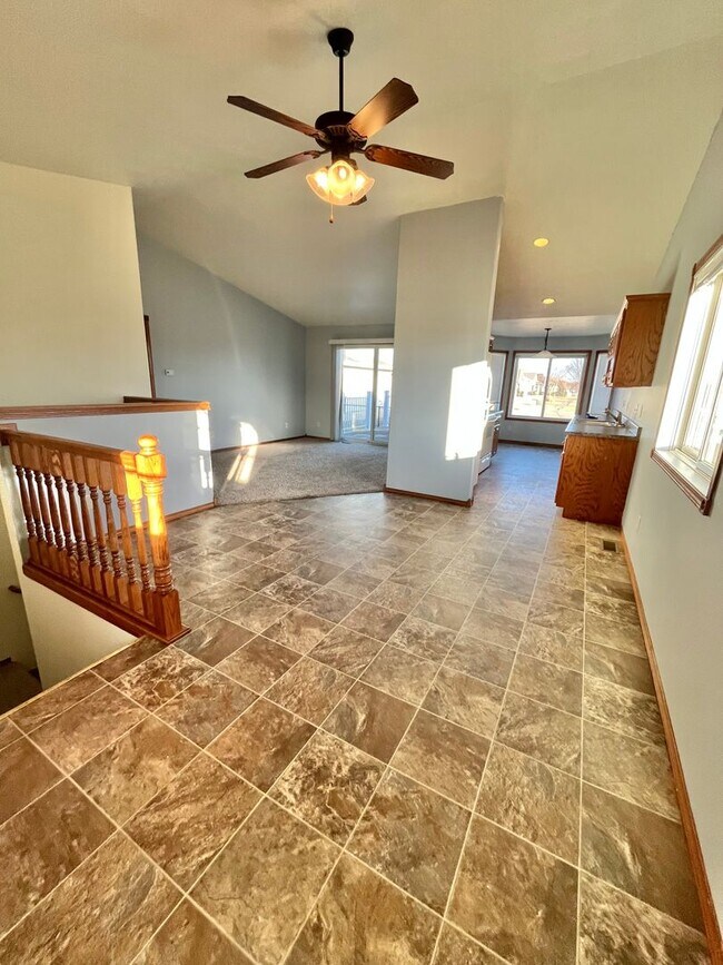 Building Photo - Spacious 4 Bed/3 Bath Twinhome in Brandon!