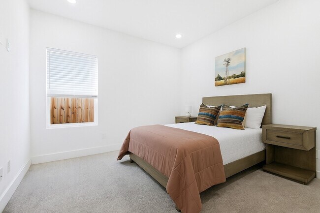 Building Photo - 107 W Whitney St