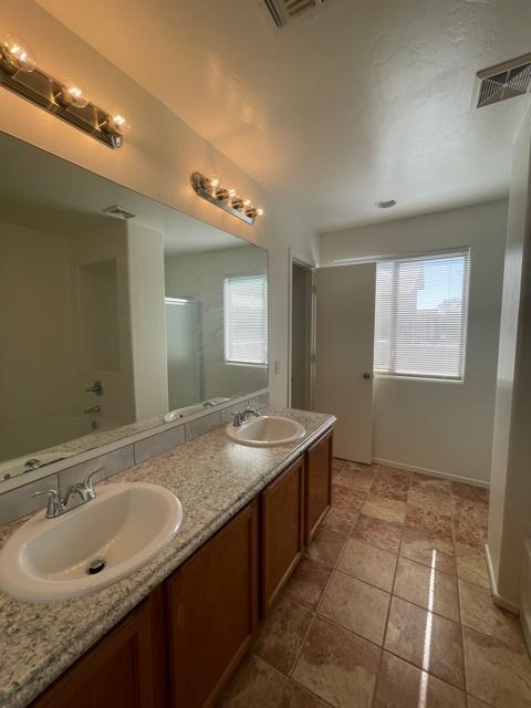 Building Photo - HOUSE FOR RENT