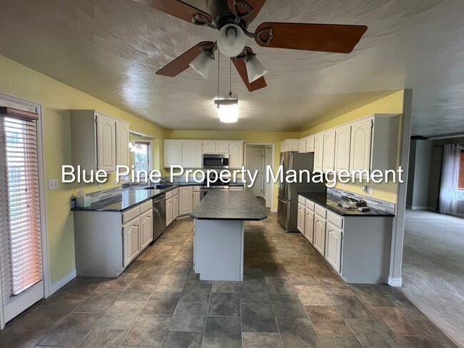 Building Photo - 810 Tennis Ct Dr