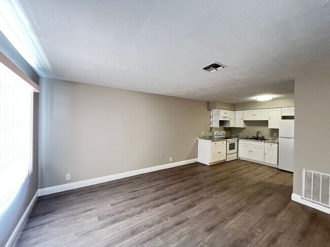 Building Photo - Charming Renovated 2 Bedroom, 1 Bathroom Home in Prime Ocala Location! Lawn Care Included!!