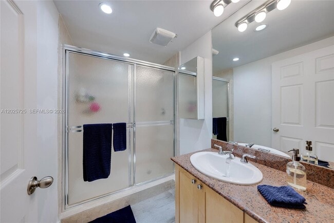 Building Photo - 10350 W Bay Harbor Dr