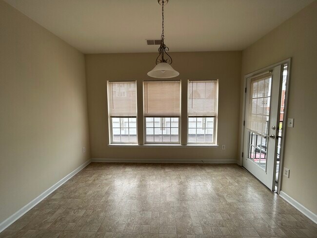 Building Photo - 812 Long Dr