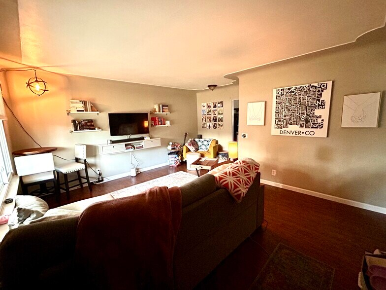 Living room staged - 1335 Dallas St