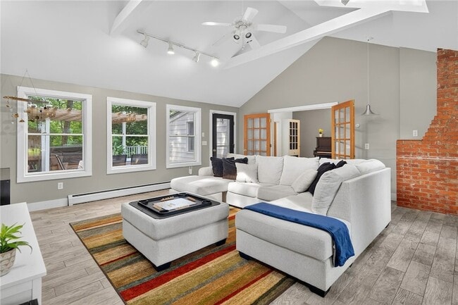 Building Photo - 204 Roat St