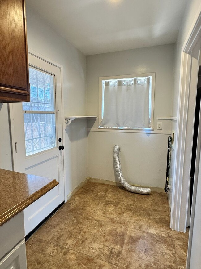 Building Photo - Charming 2-Bedroom Home with Fireplace, Backyard & Garage in Lakewood